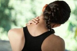 Fata este îngrijorată de simptomele osteochondrozei cervicale